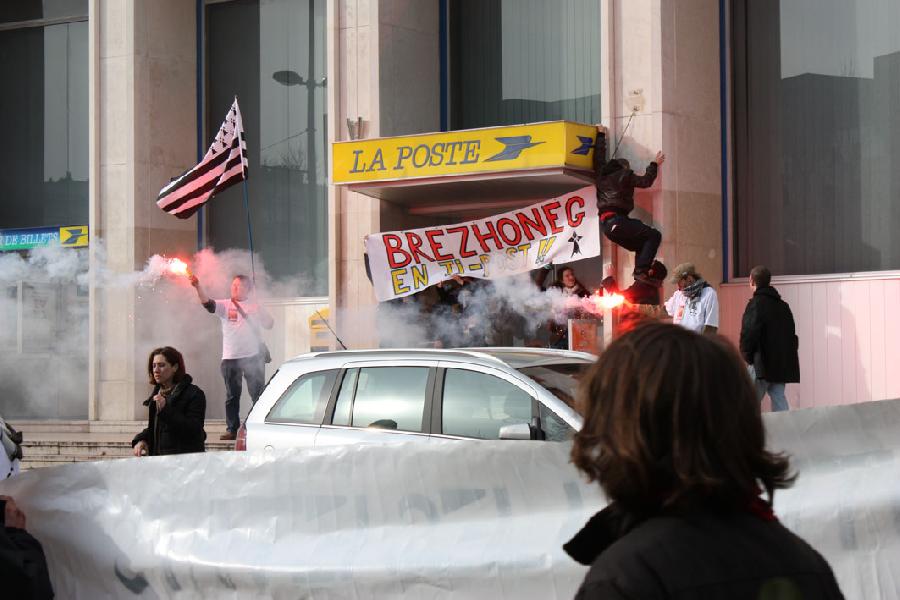 Installation d'une banderole sur la façade de La Poste de Nantes afin de protester contre les dernières déclarations de la direction.