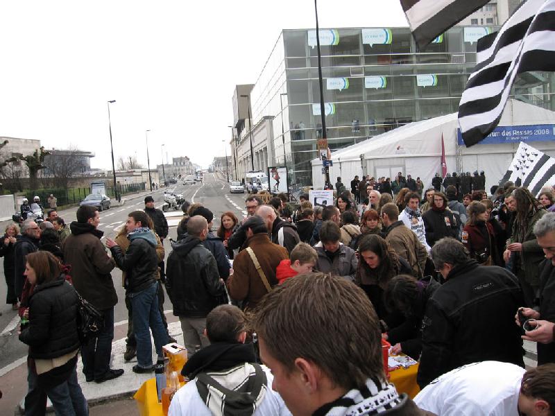 Pendant que les gorilles tiennent l'entrée des assises  les manifestants passent un moment convivial...