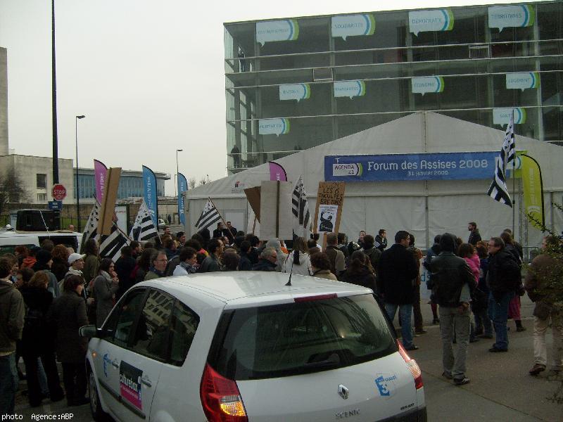 Devant la faculté de médecine.