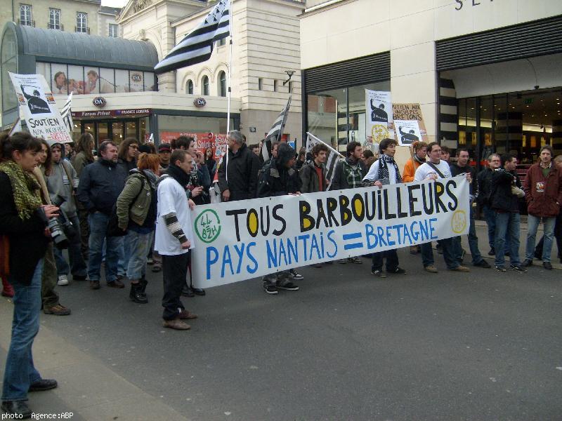 Le cortège rue du Calvaire pour le soutien aux inculpés nantais.