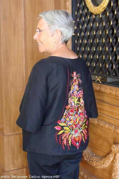 Viviane Hélias brodeuse à Quimper – une des quatre herminés 2008 – portait cette veste brodée de Pascal Jaouen  lors de la remise des Colliers de l'Hermine en septembre dernier à Rennes.