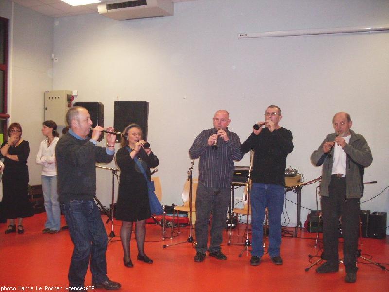 Gavotte du Cap. De g. à dr. : le professeur J.-C. Petit ; les élèves : Gwenn ; Bernard ; Jean-Denis et Jean-Paul.