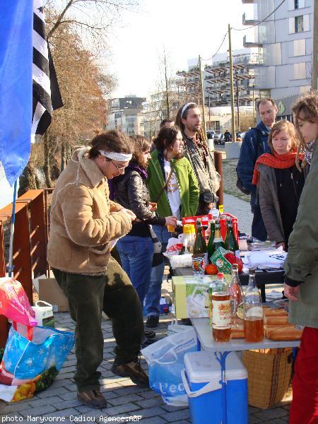 Au bord de la Loire dès 13 heures on pouvait se restaurer en mettant son obole dans la caisse <i>de soutien</i> du collectif 44=Breizh et acheter des tickets de tombola. Elle sera tirée après le délibéré. Les dons de soutien peuvent donc être encore faits.