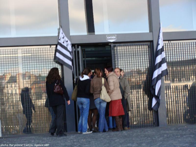 Les deux Gwenn ha Du à la porte du tribunal y sont restés.