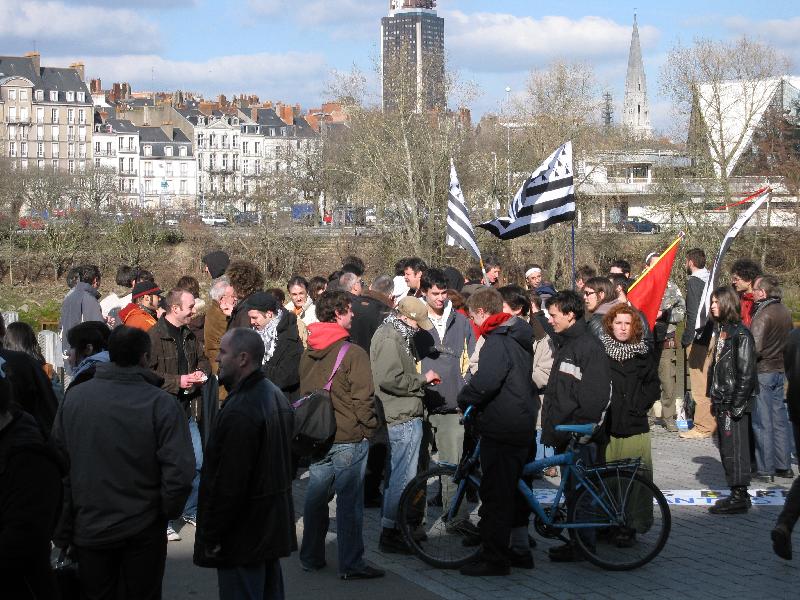 Devant le tribunal  près de 200 personnes sont venues soutenir les 6 inculpés au cours de la journée.