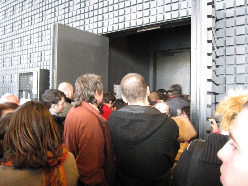 Devant la salle d'audience  plus d'une soixantaine de personnes ne sera pas autorisée à rentrer pour assister au procès  alors qu'il reste de la place ! Le procès était pourtant 