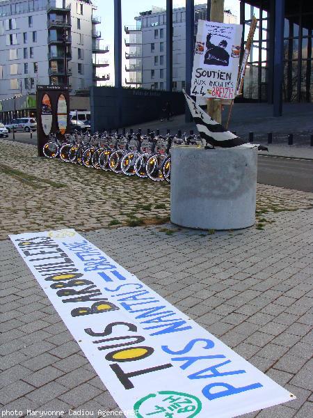 Le décor est planté devant le palais de justice : <i>Tous barbouilleurs.<br>Pays nantais = Bretagne. 44 = Bzh</i>.