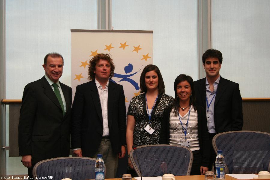 M. Ortuondo Larrea avec les jeunes d'EGI  mouvement d'EAJ-PNV.