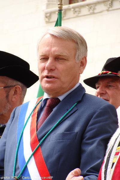 Jean-Marc Ayrault recevait les Chevaliers Bretvins dans la cour du château des ducs de Bretagne à Nantes le 3 mai 2008 pour leur 60e anniversaire.