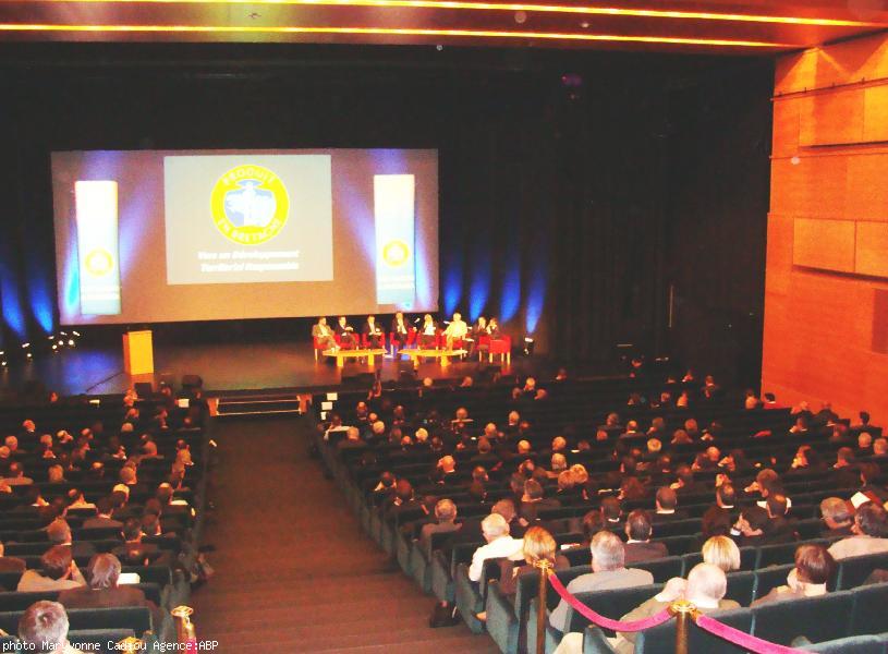 Pendant la Table Ronde près de 300 personnes.