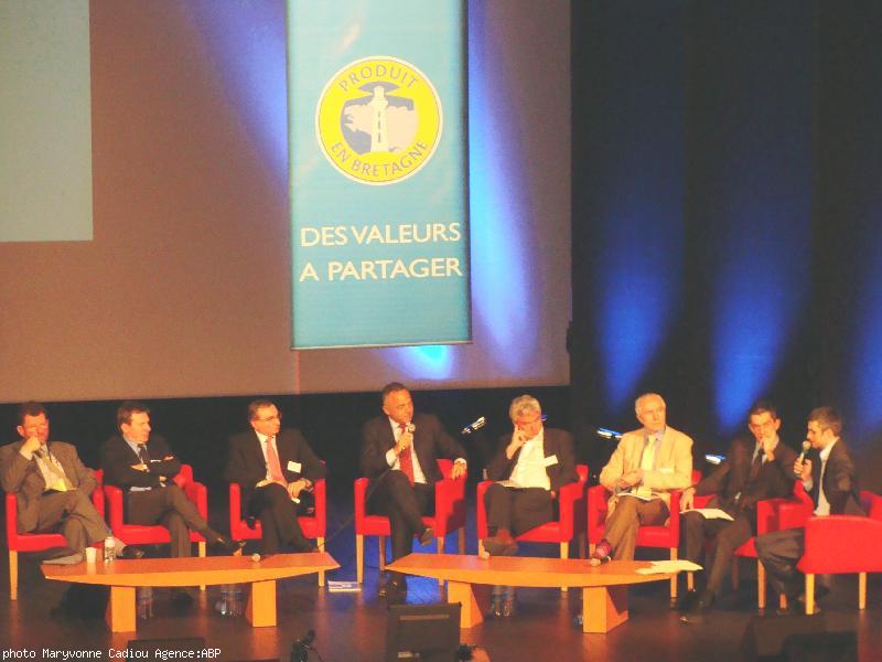 À la Table Ronde de g. à dr. : Michel Godet ; Christian Tacquard ; Gilbert Delahaye ; Yves Sanquer ; Gilles Petitjean ; Olivier Brunet ; Jean Ollivro et l'animateur Lionel Buannic.