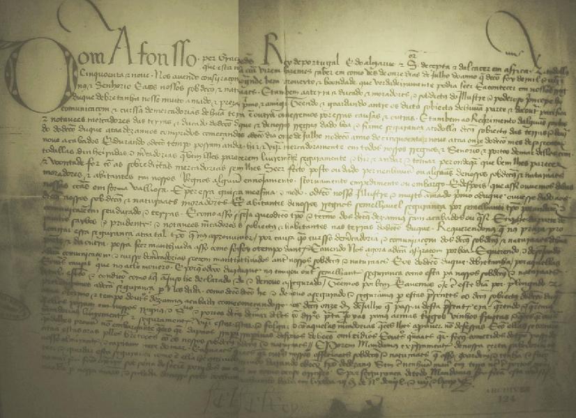 Lettre du roi du Portugal Alphonse V datée de 1469 signifiant à ses officiers une extension de 10 ans du Traité de commerce signé avec le Duché souverain de Bretagne. Source : archives départementales de Loire-Atlantique.