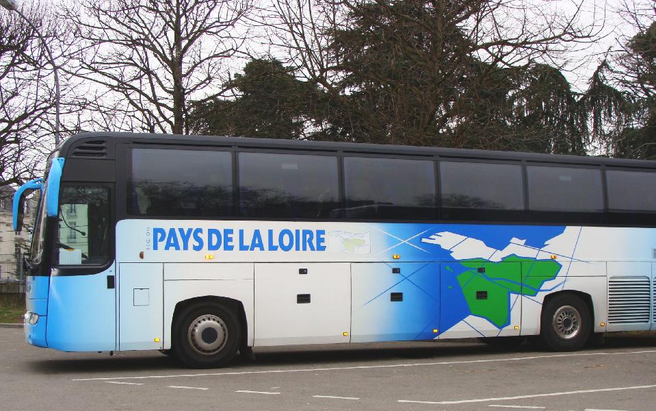 Un car portant l'ancien logo des PdL à Nantes gare routière non loin de la gare sud.