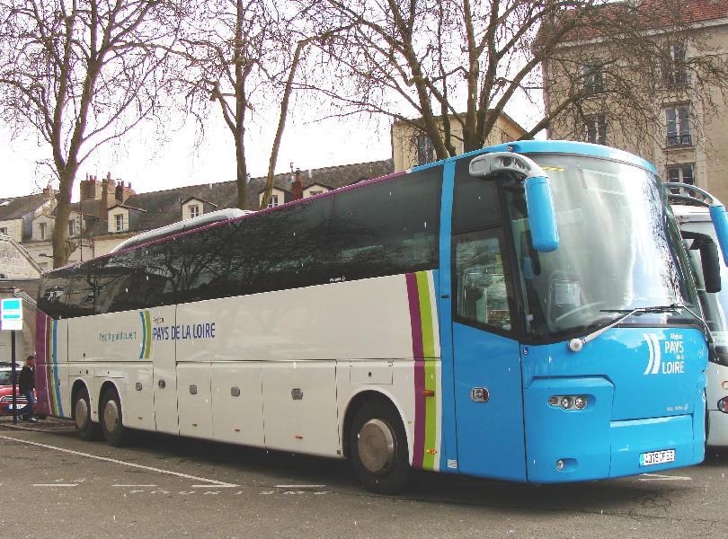 Un car Pays de la Loire avec le nouveau logo.