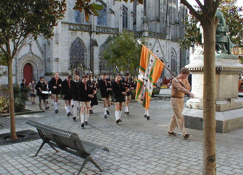 Le bagad Saint Patrick à Kemper place de la cathédrale près de la statue du docteur Laënnec en décembre 2007. (Photo de Wikimedia Commons. Licence de documentation libre GNU).