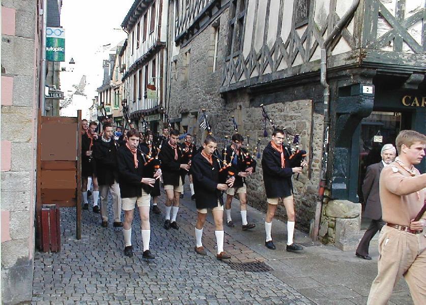 Le bagad Saint Patrick à Kemper rue Kéréon en décembre 2006. (Photo Wikimedia Commons. Licence de documentation libre GNU).