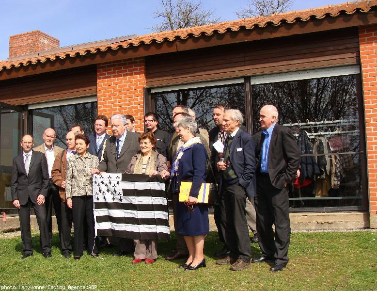 Des membres de Bretagne Réunie après l'AG du matin devant la Maison du Temps libre. Parc de la Gournerie.