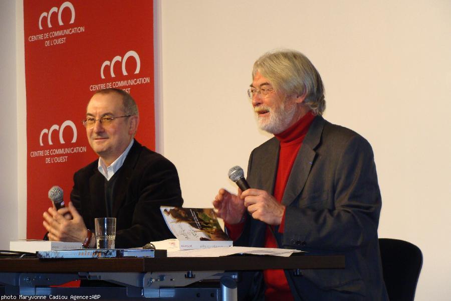 Joël Cornette (à g.) présente son livre au CCO à Nantes en décembre 2008.