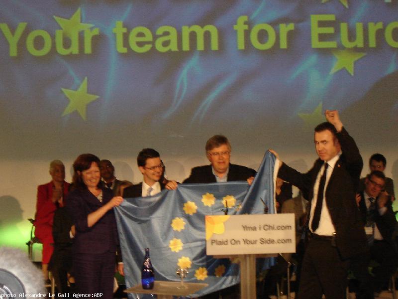 Jill Evans  députée européenne et tête de liste Plaid Cymru  lance la campagne avec Eurig Wyn et Adam Price  député à Westminster.