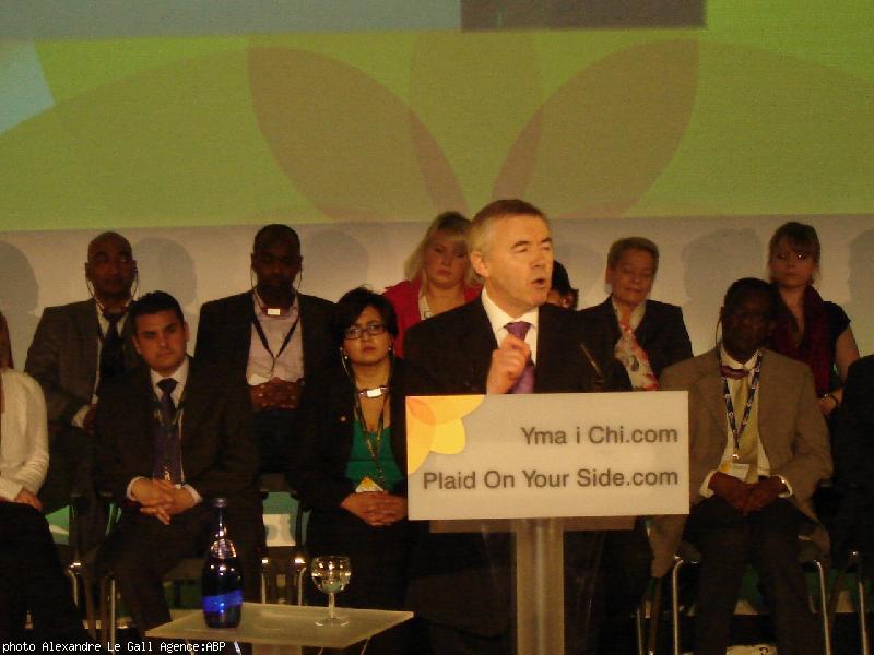 Ieuan Wyn Jones  leader du Plaid Cymru et vice-premier ministre au gouvernement gallois  évoque la possibilité d'un référendum sur une vraie compétence législative galloise.