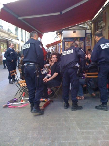 Photo prise quelques secondes avant le dérapage policier :
La terrasse est bondée ; le quartier calme ; des familles sont de sortie avec leurs enfants ; des trottinettes à côté des tables...<br>
Les forces de police  elles  sont déjà prêtes à l'attaque