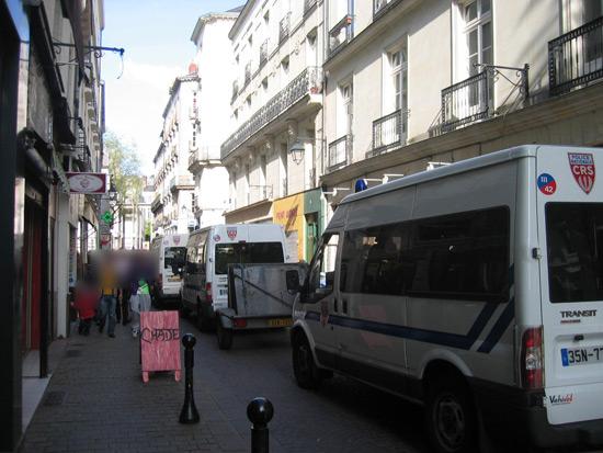 Dans la rue adjacente  les camions des forces de police sont déjà là pour les renforts.