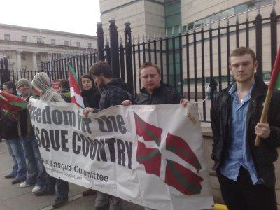 Irish protesters showing solidarity with the Basques (photo: Askapena.org)