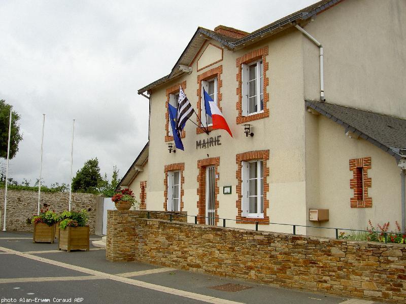 Mairie de La Remaudière. Juillet 2008. Pour mémoire : photo parue dans http://www.agencebretagnepresse.com/fetch.php?id=12754