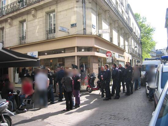 Riot police at the restaurant (Photo: 44=BZH)