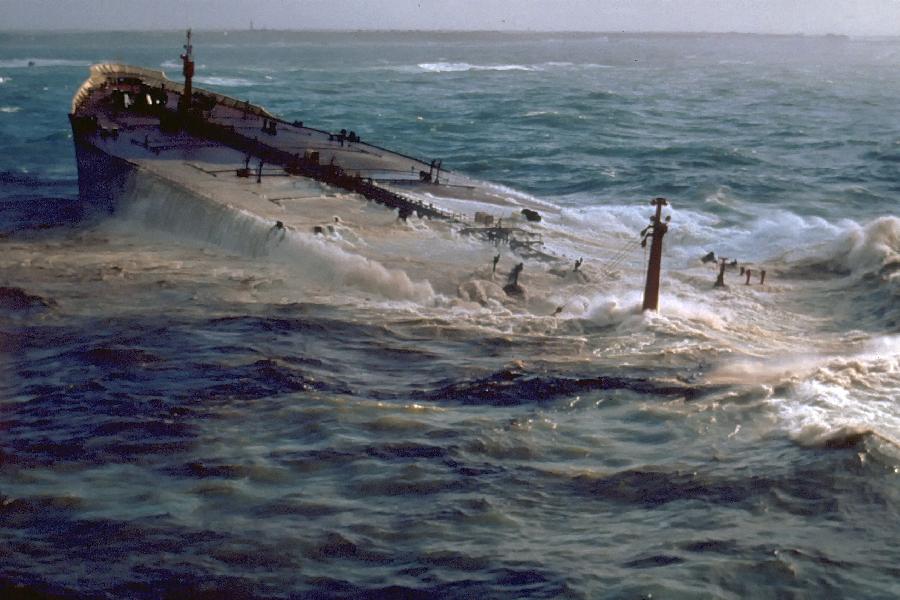 Grounding and oil spill of AMOCO CADIZ tanker  Brittany in 1978 (Photo: wikipedia)