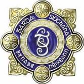 The badge of Garda Síochána na hÉireann  with irish logo. (image: wikipedia)