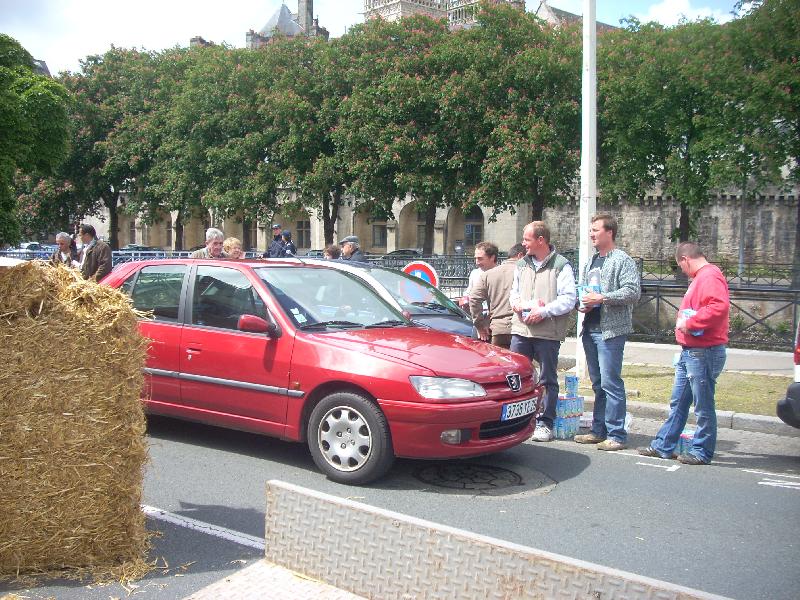 Les producteurs informent les consommateurs de la situation: 0.21€/L achat au producteur pour 1€/L payé par le consommateur. (moyenne en Lait Demi-écrémé/entier)