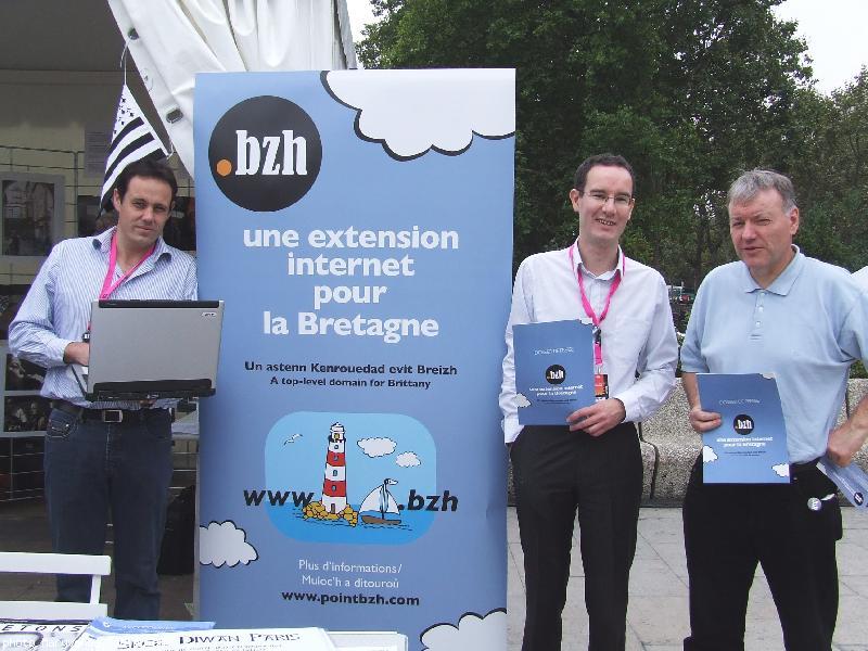 De g. à dr. Matthieu Crédou aujourd'hui chargé de mission du .bzh. David Lesvenan président de l'association www.bzh. Bernard Hommerie administrateur de Bretagne Prospective. Lors de la Breizh Touch à Paris à 