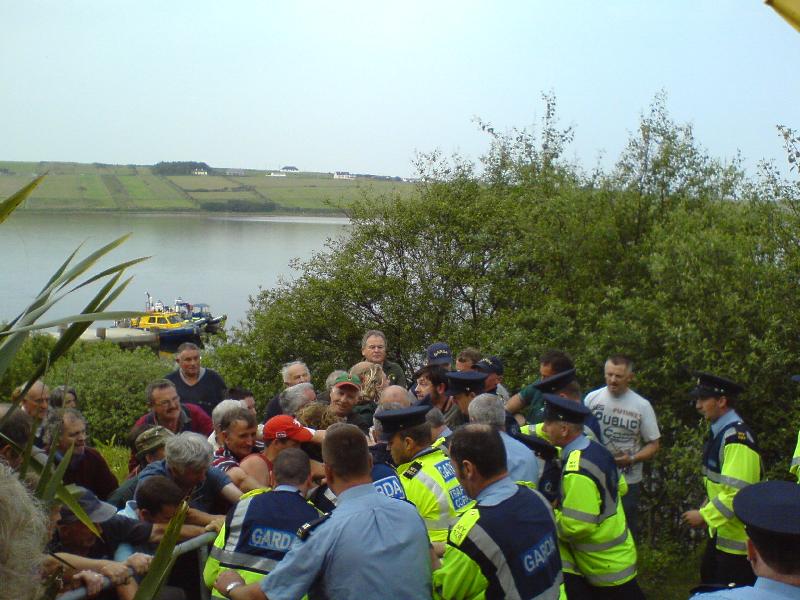 Invasion of private land on behalf of Shell in Mayo (photo: corribsos.com - Shell to Sea)