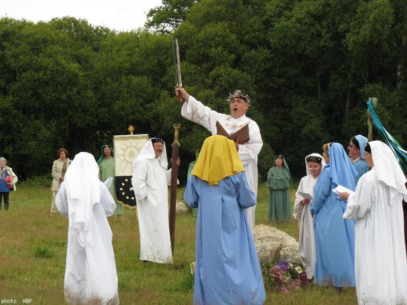 La réunion des épées.  Le rite de l’épée brisée a été initié en 1899 par les Bretons suite à la réception de Kervarker (Théodore Hersart de La Villemarqué) au Gorsedd de Galles. Ces épées jumelles symbolisent le refus de combattre entre frères celtiques (