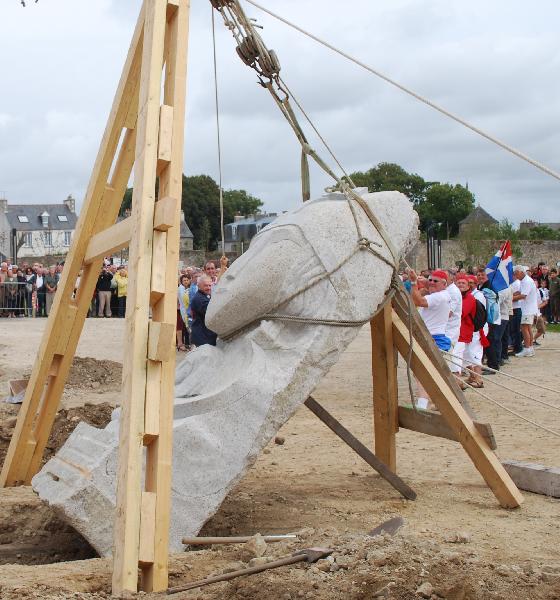 samedi sur la place de la Mairie à Saint Pol de Leon la levée de Saint Samson par des gros bras venu de Saint Malo; Landudal etc. Photo L. Gildas).