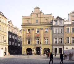 “Dom Bretanii” de Poznań. Inaugurée en mai 1993. La Maison de la Bretagne est située sur la place du Vieux Marché et occupe un immeuble du XVe siècle. Photo du site  http://www.dombretanii.org.pl/ .