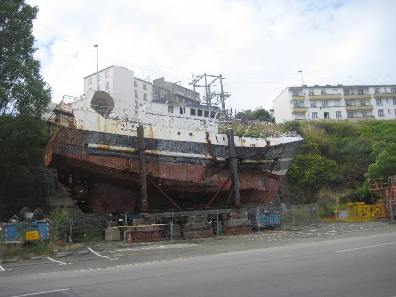 Bugaled Breizh de retour en Bretagne à Brest après son repêchage. Photo Anthonydela juin 2008. Wikimedia Commons.