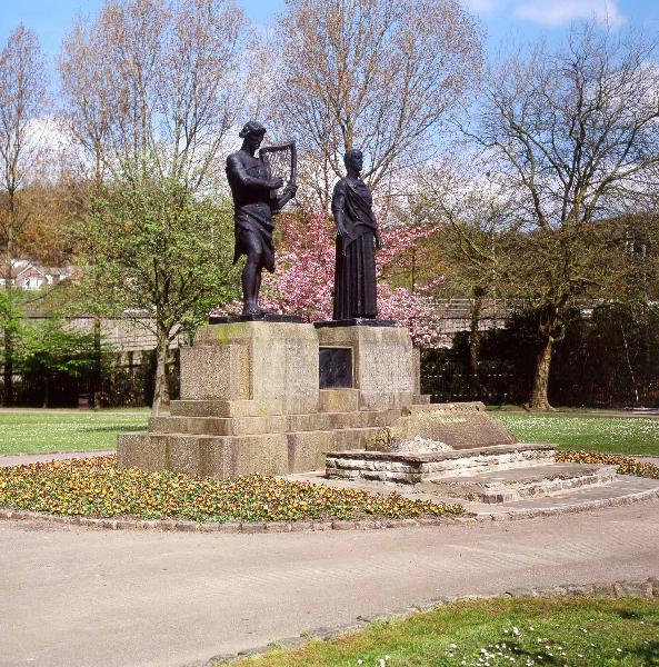 Pontypridd. Parc Ynysangharad. Mémorial à Evan James et James James. Photo Pontypridd Museum.