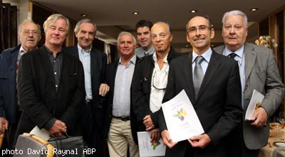 De gauche à droite Jean-Simon Mahé ; Denis Seznec ; Patrick Mahé ; Jean-Paul Ollivier ; Ronan Le Flécher ; Alan Stivell ; Paul Loret ; Jean-Yves Bourriau.