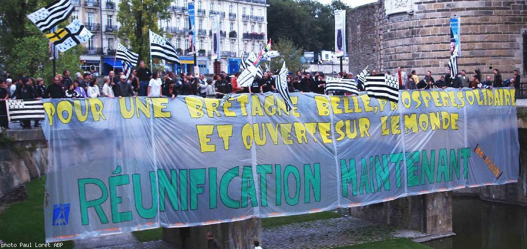 Gros plan sur la banderole et ses accompagnateurs. Elle aurait dû être déroulée depuis les remparts sud mais devant le refus du gestionnaire du château  la jeune équipe a réussi à l'imposer - dans le plus grand calme et avec sang froid - le long de l’acc