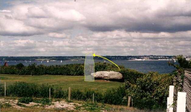 Le Grand Menhir couché depuis la dernière guerre. Photo Site Fouesnant-les-Ormeaux.