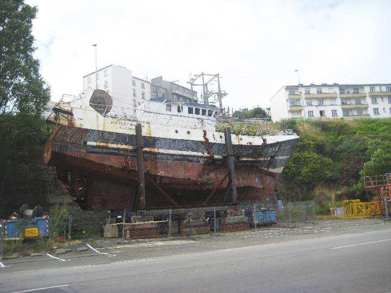 L'épave du Bugaled Breizh. Brest juin 2008. Photo Wikimedia Commons.