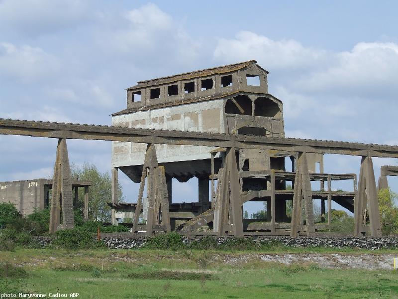 Une partie des ruines des forges de Trignac. Avril 2007.