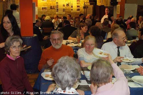 Le Père Le Quéméner aimait bien la fête. Les participants au repas.