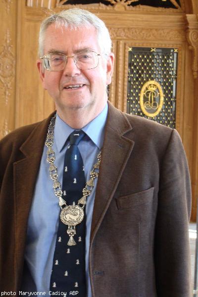 Michael Jones portant son Collier de l'Hermine qu'il reçut en 2002 à Lannion. Photo à Rennes le 27 septembre 2007 lors de la cérémonie des Hermines au Parlement de Bretagne.