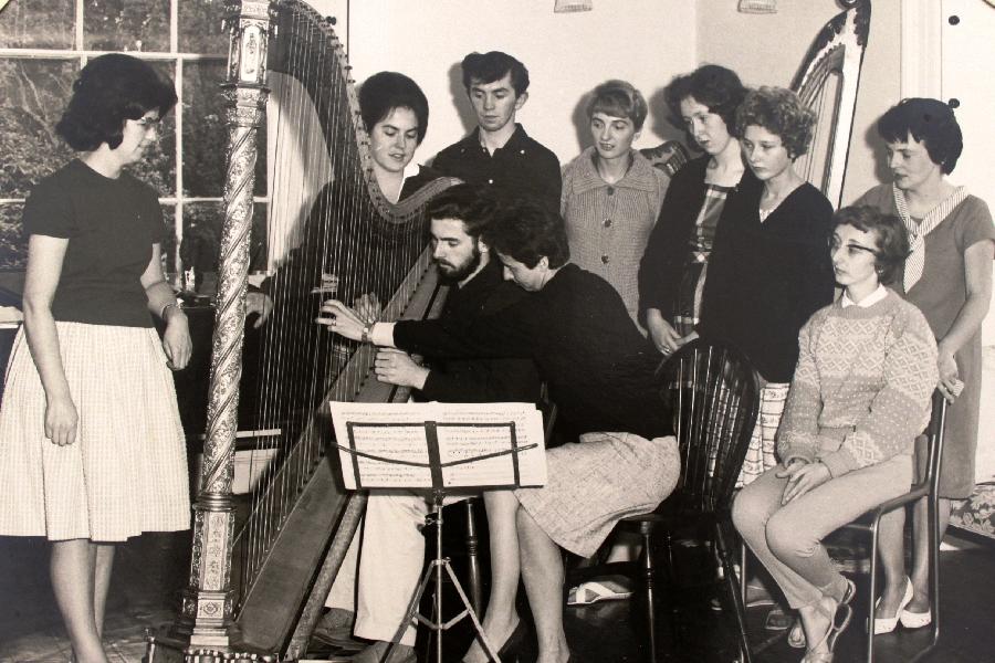 L'École de harpe de Ann Griffiths chez elle à Pantybeiliau en Gilwern - Abergavenny (1961)