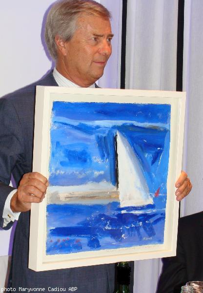 Noël Pasquier offre un tableau à Vincent Bolloré. “Île du Loc'h pour Vincent BOLLORÉ - amitiés celtiques 17/11/09”. Il est dit que le bleu lui est cher. L'Atelier Pasquier est situé dans le quartier de Paris “La Butte aux Cailles” dans le XIIIe arrondis