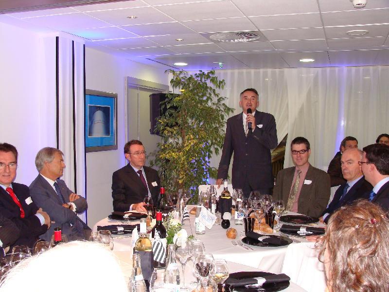 Une partie des tables d'honneur. Debout Yann Le Bourdonnec. Assis de g. à dr. Louis Le Duff ; Vincent Bolloré ; - ; Ronan Le Flécher ; Marc Le Fur ; Jean-Yves de Chaisemartin.