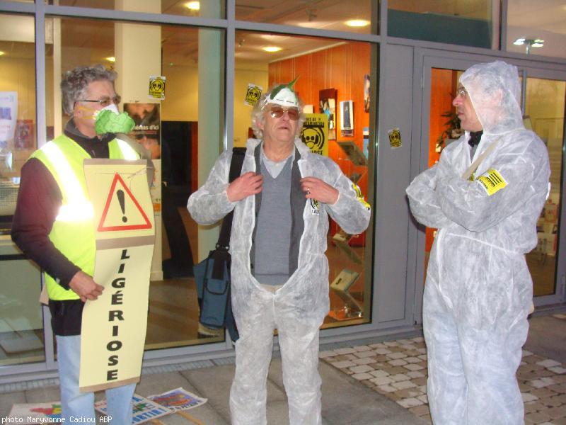 La tenue de décontamineur anti-ligériose.